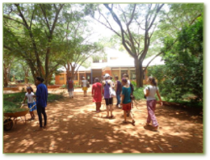 Tras los pasos de Montessori, Krishnamurti, Vicente Ferrer y Sri Aurobindo Tras los pasos de Montessori, Krishnamurti, Vicente Ferrer y Sri Aurobindo