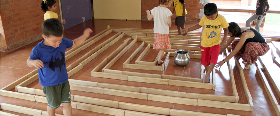Rere les passes de Montessori, Krishnamurti, Vicente Ferrer i Sri Aurobindo Rere les passes de Montessori, Krishnamurti, Vicente Ferrer i Sri Aurobindo